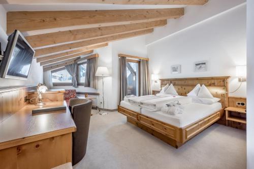 1 queen bed, 1 sofa bed