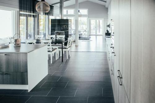 кухня, SleepWell Villa Hartola by the lake in Йоутса