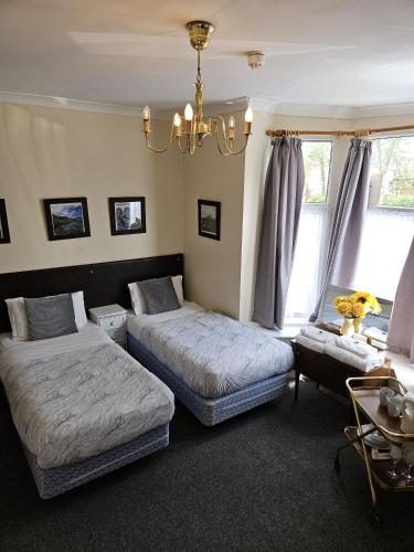 2 twin beds