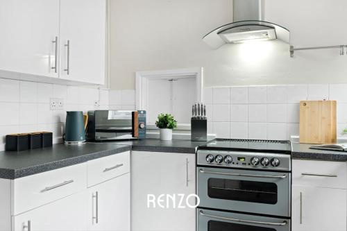 Spacious 4-bed Home in Nottingham by Renzo, Perfect for Contractors!