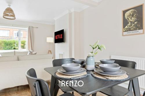 Spacious 4-bed Home in Nottingham by Renzo, Perfect for Contractors!