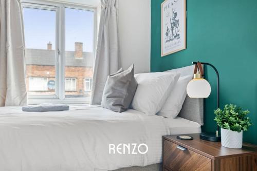 Spacious 4-bed Home in Nottingham by Renzo, Perfect for Contractors!