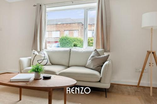 Spacious 4-bed Home in Nottingham by Renzo, Perfect for Contractors!