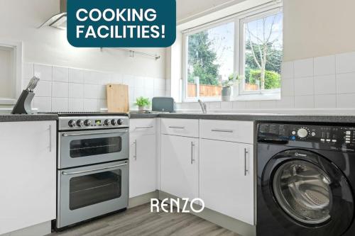 Spacious 4-bed Home in Nottingham by Renzo, Perfect for Contractors!