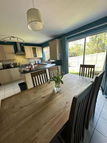 Stunning semi-detached townhouse, Holywood, Sleeps 6 - 10 mins from Belfast in Sydenham