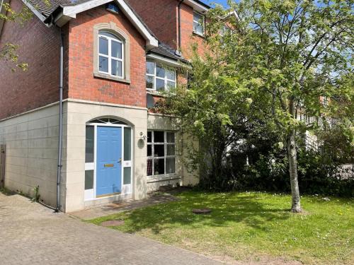 Stunning semi-detached townhouse, Holywood, Sleeps 6 - 10 mins from Belfast in Sydenham