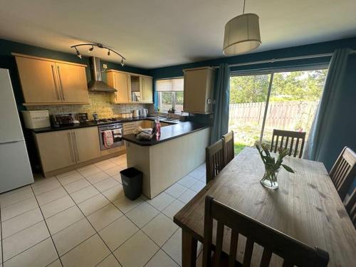 Stunning semi-detached townhouse, Holywood, Sleeps 6 - 10 mins from Belfast in Sydenham