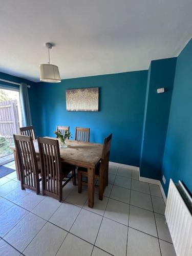 Stunning semi-detached townhouse, Holywood, Sleeps 6 - 10 mins from Belfast in Sydenham