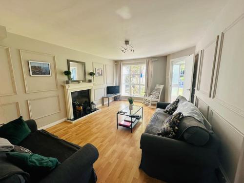 Stunning semi-detached townhouse, Holywood, Sleeps 6 - 10 mins from Belfast in Sydenham