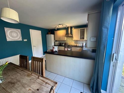 Stunning semi-detached townhouse, Holywood, Sleeps 6 - 10 mins from Belfast in Sydenham