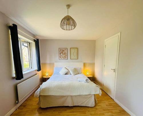 Stunning semi-detached townhouse, Holywood, Sleeps 6 - 10 mins from Belfast in Sydenham