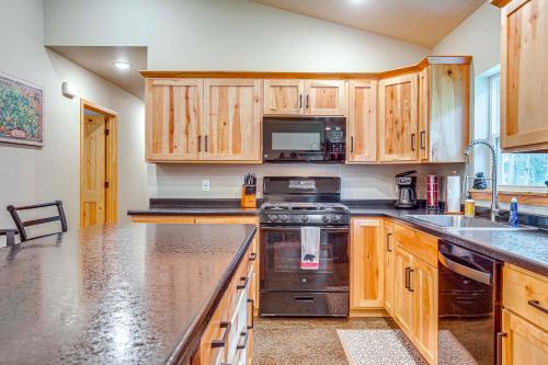 Wisconsin Cabin Hideaway 3 Mi to Lakes in Woodruff, USA