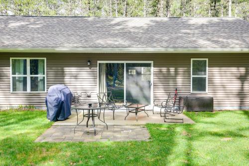 Home with Fire Pit Gas Grill Less Than 3 Mi to Lakes - image 7