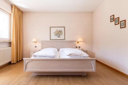 1 queen bed, 1 sofa bed