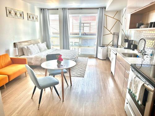 Modern Apartment Downtown Tacoma near the convention center, Free Netflix , King size bed & futon sofa bed , AC, Great Amenities Rooftop, self-check-in in Tacoma, USA