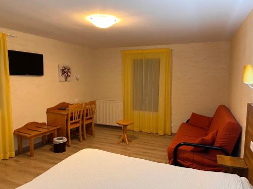 Family Room with Garden View