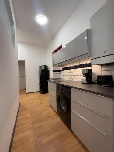 2 Bedroom Apartment near Westbahnhof Metro U3 - image 3