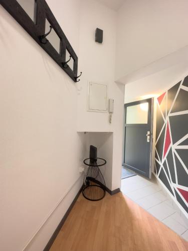 2 Bedroom Apartment near Westbahnhof Metro U3 - image 7