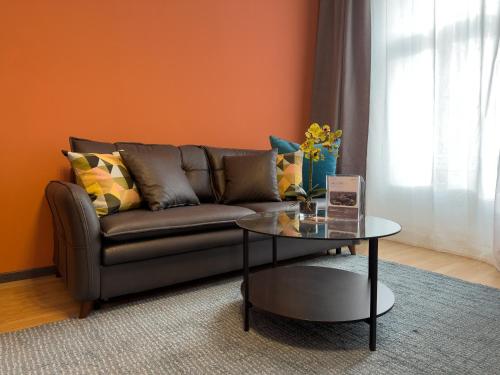 2 Bedroom Apartment near Westbahnhof Metro U3 - image 10