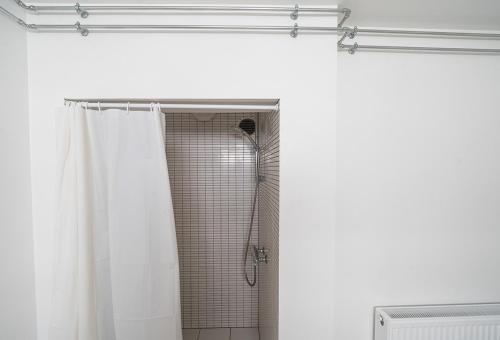 Charming City Apartment w. 2-bedrooms - image 7