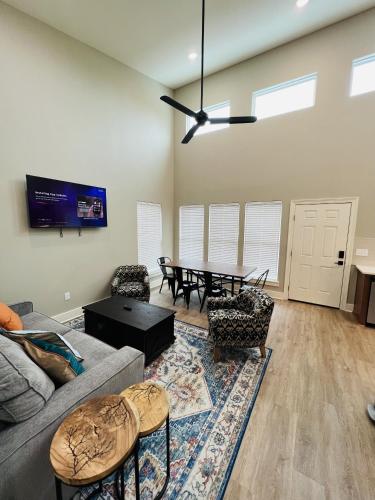 Közös társalgó / TV, Willow Creek Cabins Unit 6 in Monroe (LA)