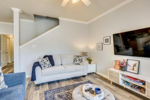Central College Station Townhome with Community Pool in College Station, USA