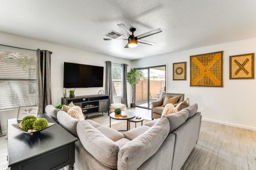 Modern Gilbert Getaway with Yard about 5 Mi to Downtown!