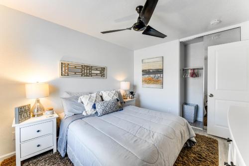 5 Mi to Dtwn: Modern Gilbert Getaway w/ Yard! - Tap to explore photos