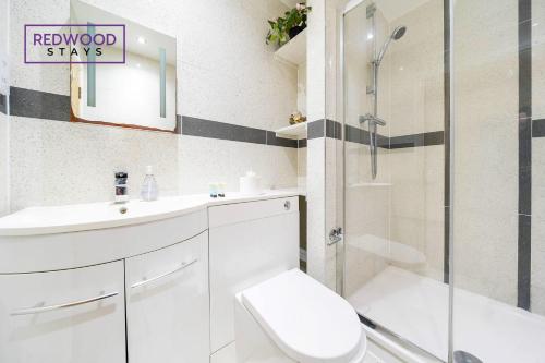 2 Bedroom 2 Bathroom Apt in Camberley Free WiFi By REDWOOD STAYS
