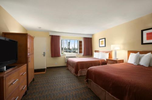 Howard Johnson by Wyndham San Diego Sea World - image 5