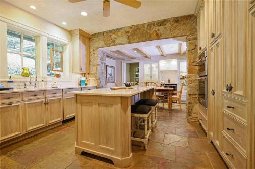virtuve, Entire Estate-High Country-Valle Crucis-Sleeps 12 in Valle Crucis (NC)