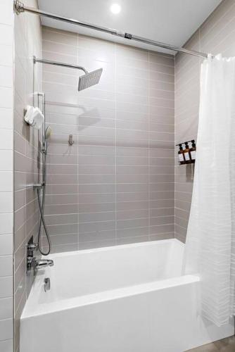 Cozy Stylish retreat - NYC & NWK w free parking in Bayonne, USA
