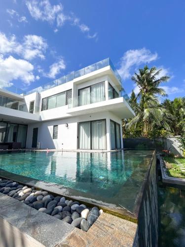 La Mer Beachfront Villa, Perfect Getaway in the South