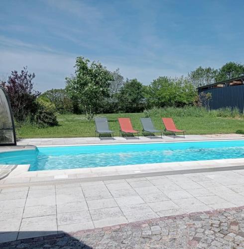 Grand studio entièrement privatif avec sa piscine. - Location saisonnière - Grosbreuil