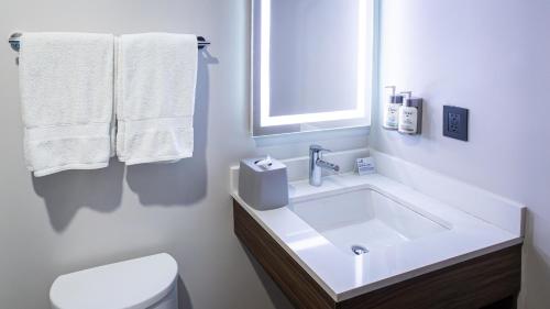 Holiday Inn Express Morelia Centro Historico by IHG Room Type - Standard Queen Room