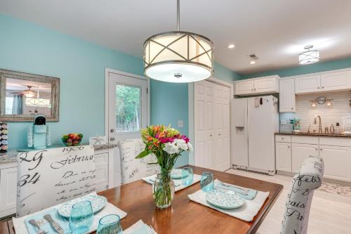 Cozy Goose Creek Escape with Patio and Grill in 鵝溪