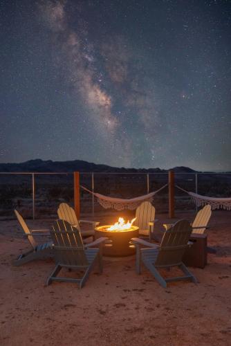 Villa Solare Cowboy Pool, Hot Tub & Sauna in Joshua Tree, USA
