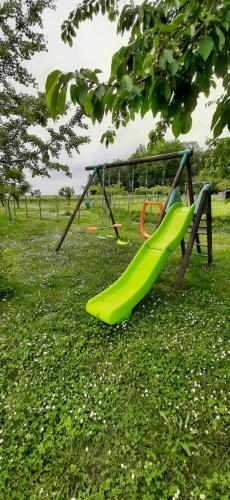 Spēļu laukums, La Mirabelle in Montazeau