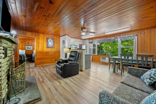 Suite with 2 Queen Bed and Full kitchen with Balcony or Patio