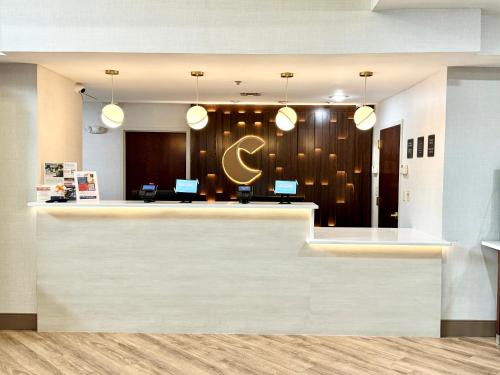 大堂, 東布倫瑞克南河舒適套房酒店 (Comfort Suites East Brunswick - South River) in 東布倫斯威克 (NJ)