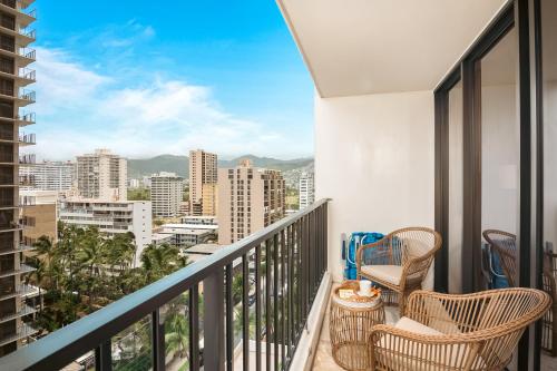 Modern & Chic Ocean View Waikiki Beach with Parking!