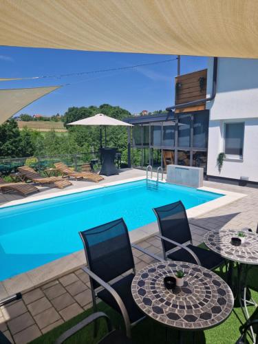 Aura Lux Holiday Home with Pool