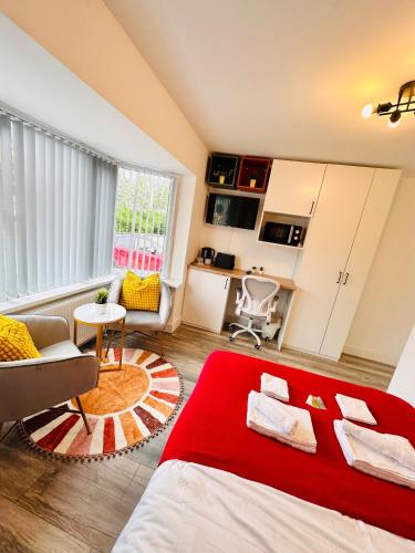 -R1- Newly Renovated En-Suite Private Room in Birmingham Selly Oak, Birmingham (photo 5)