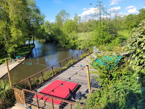 Le Moulin du Gué en Vendée Gite atypique et exceptionnel de 15 personnes au bord de l'eau à 30 minutes du PuyduFou