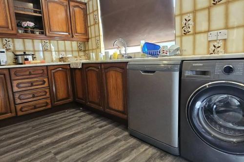 Stylish 2 Bed Room Terrace House - Tap to explore photos