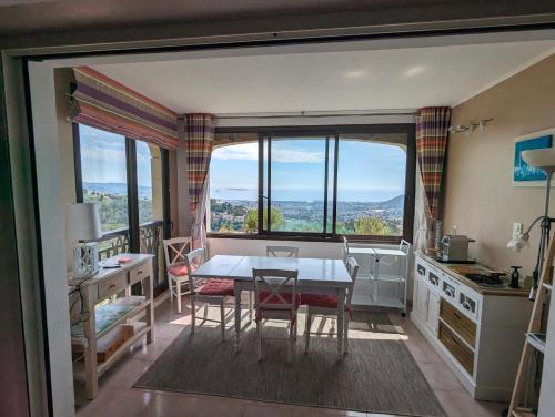 Appartement avec vue mer exceptionnelle dans résidence de standing, au calme, avec piscine