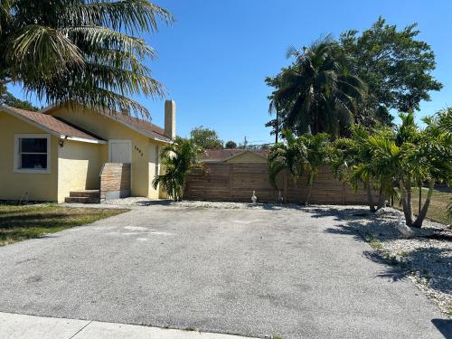 Private Rooms in West Palm Beach - Next to Airport in West Palm Beach, USA