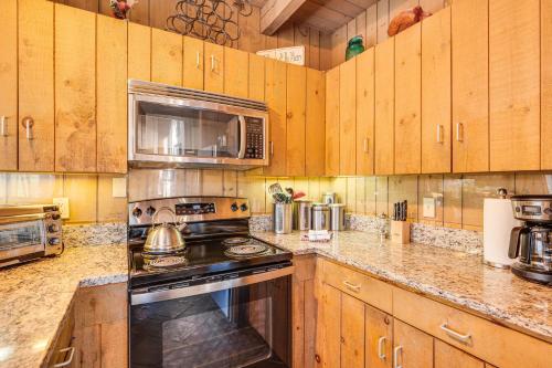 All-Season North Conway Condo with Private Hot Tub! - image 12