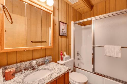 All-Season North Conway Condo with Private Hot Tub! - image 11