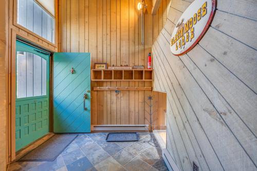 All-Season North Conway Condo with Private Hot Tub! - image 2